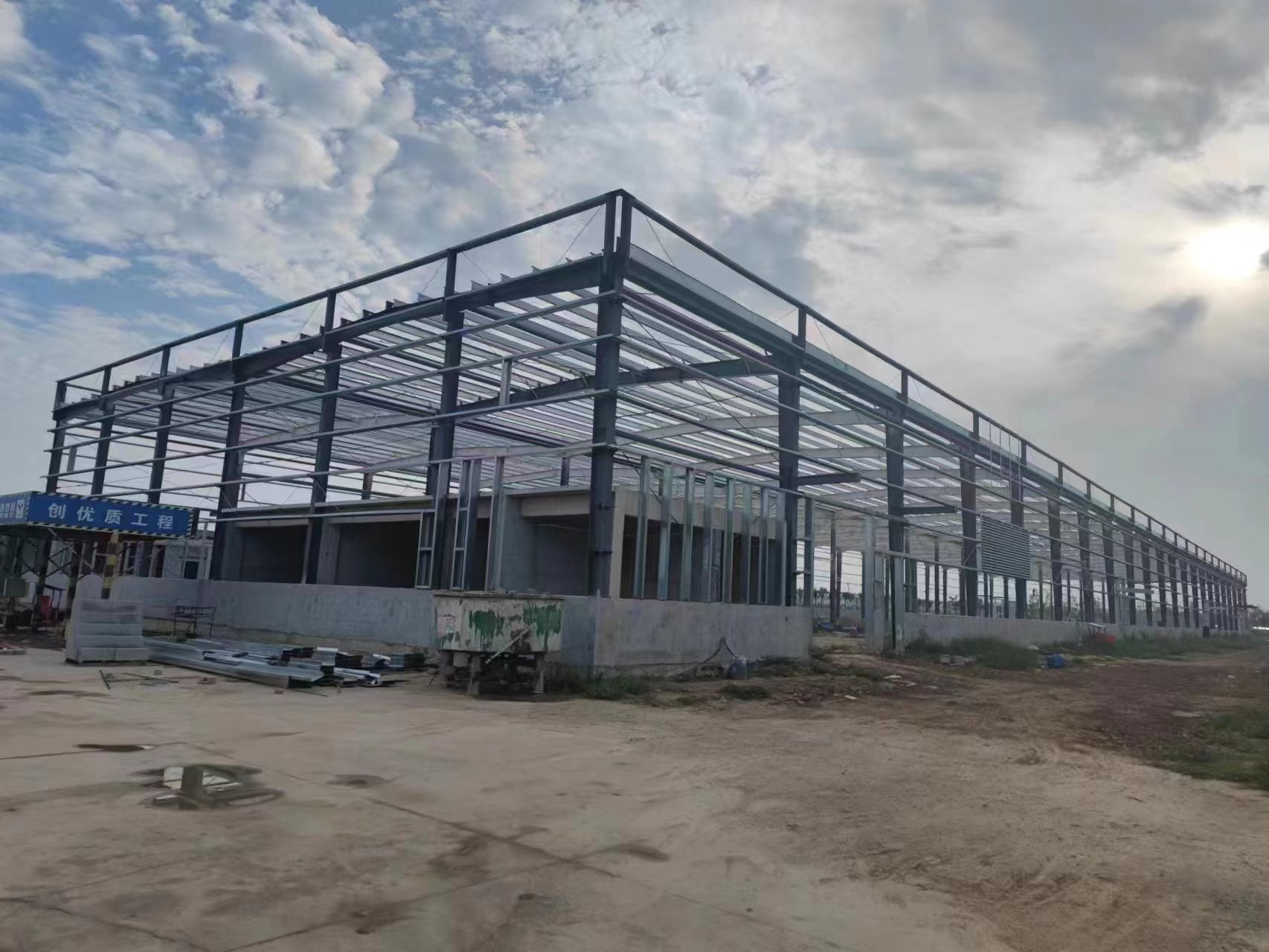 上海三期擴建工程（二標段）順利完成南二指廊屋蓋鋼結構施工 13585605056周先生